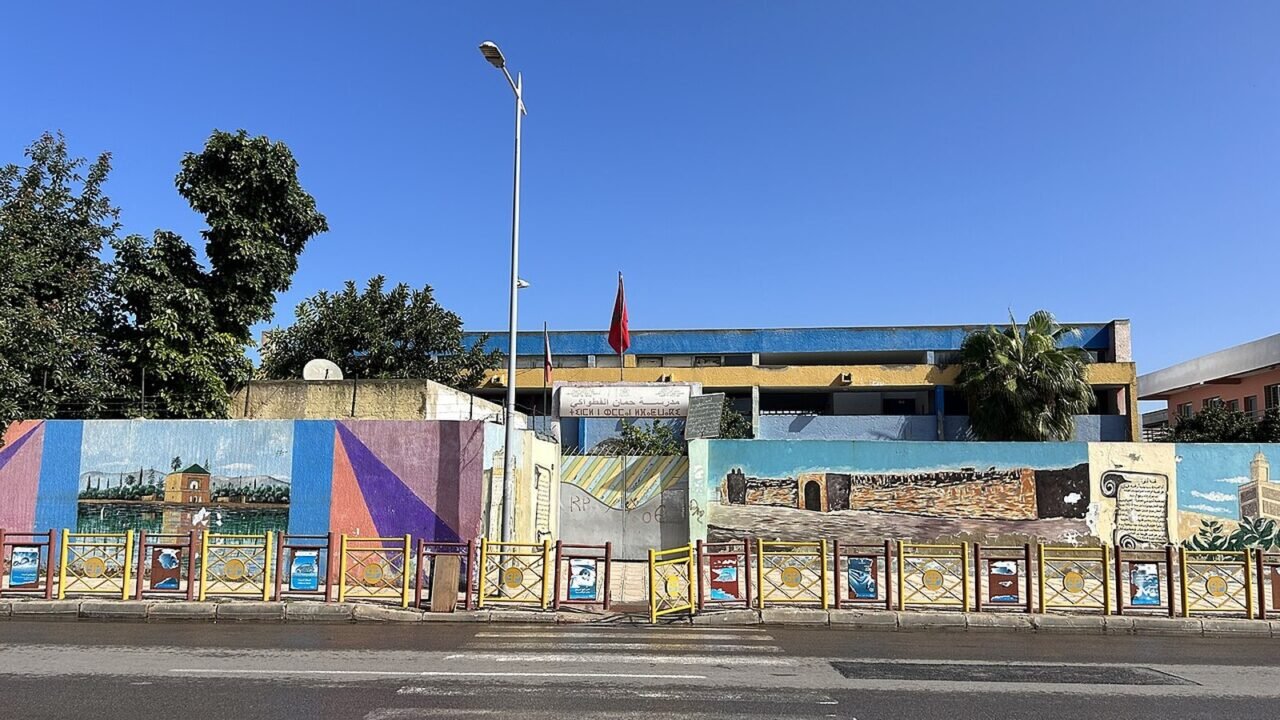 Schulgebäude mit marokkanischer Flagge und buntem Wandgemälde in Salé