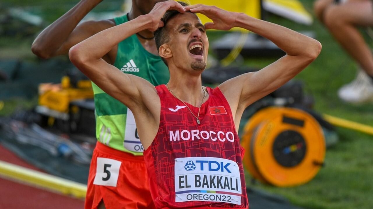 Soufiane El Bakkali jubelt im Morokko-Trikot nach einem 3000-Meter-Hindernislauf