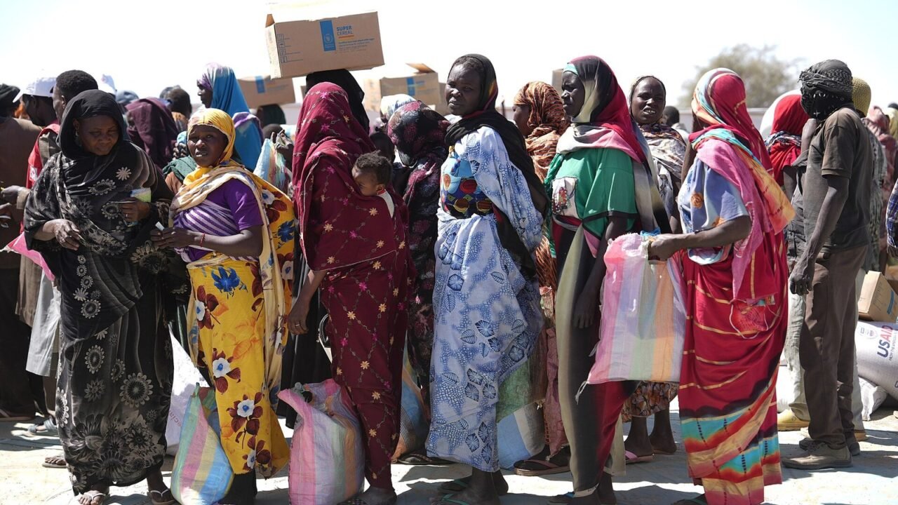 Sudanesische Geflüchtete stehen bei einer Lebensmittelverteilung Schlange (Symbolbild, Tschad)