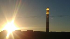 Solarturm des Noor-III-Kraftwerks bei Ouarzazate im Gegenlicht der Sonne (Symbolbild)
