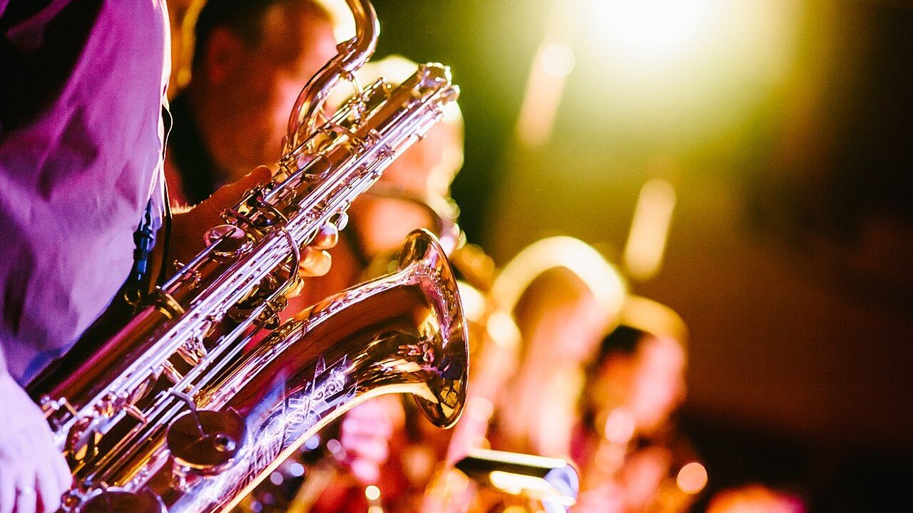 Saxophonisten bei einem Jazzkonzert auf der Bühne (Symbolbild)