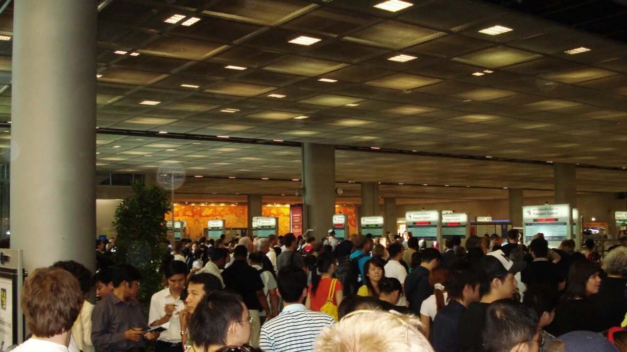 Warteschlange an der Passkontrolle des Flughafens Suvarnabhumi in Bangkok, Thailand