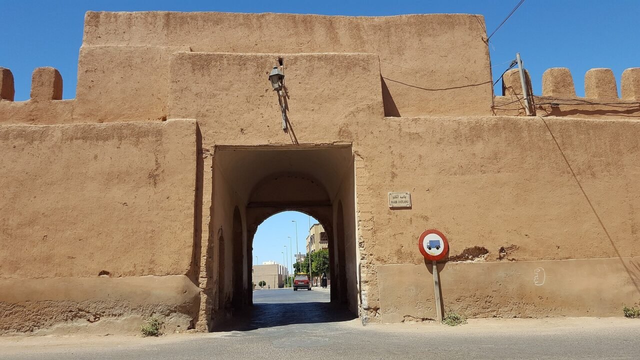 Bab Aglou, historisches Stadttor in der Lehmmauer von Tiznit