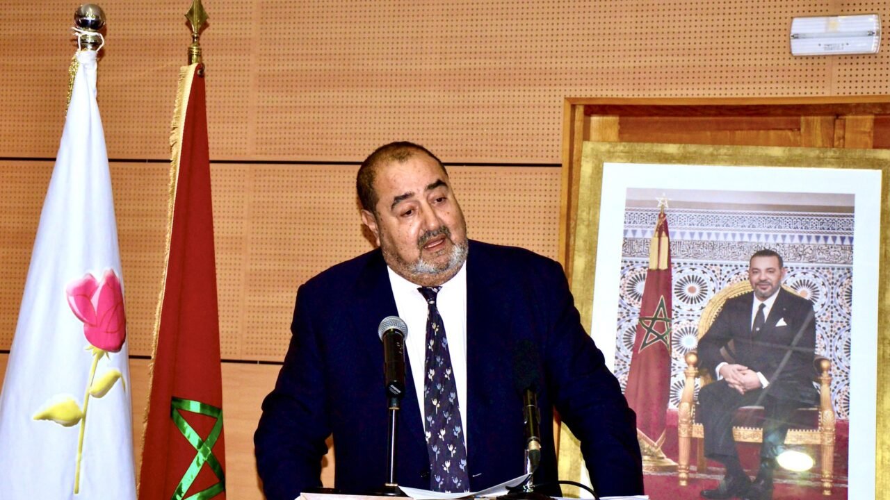USFP-Generalsekretär Driss Lachguar am Rednerpult im Parteisitz in Rabat