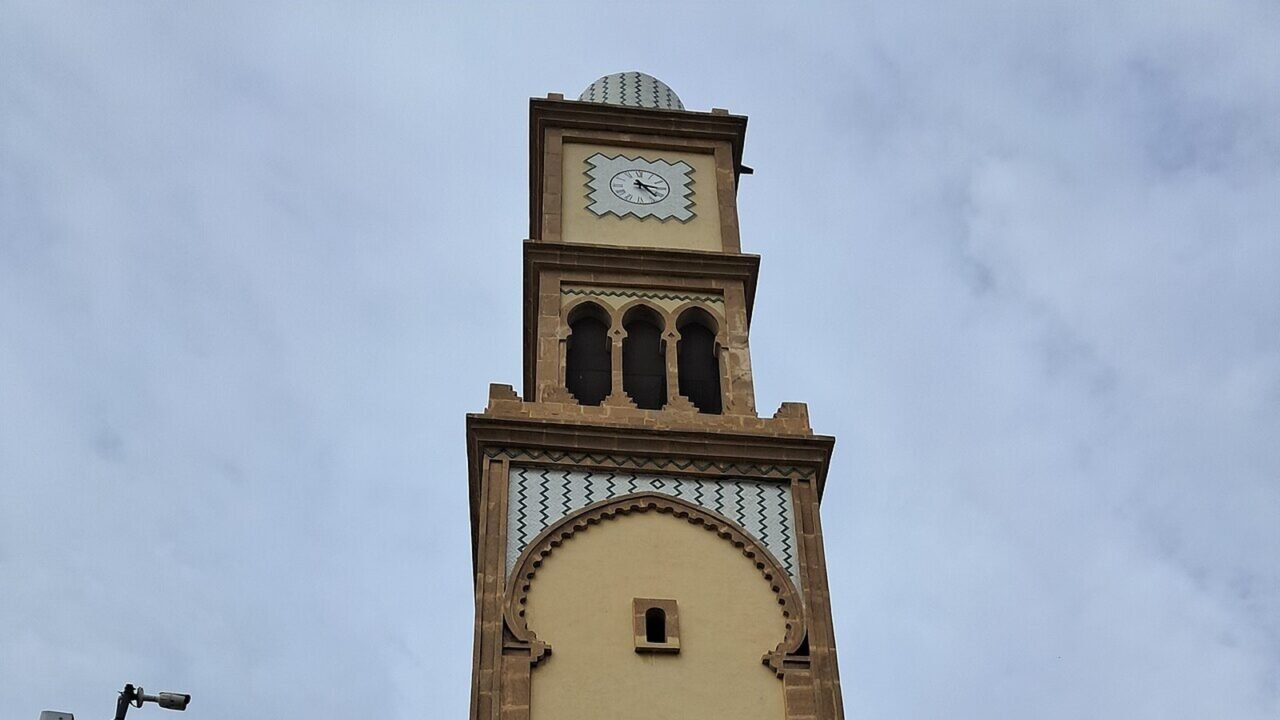 Historischer Uhrturm mit Ziffernblatt am Eingang der Medina von Casablanca