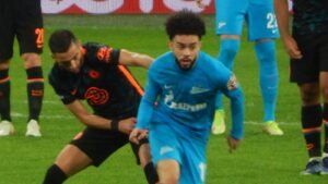 Hakim Ziyech im Chelsea-Trikot bei einem Champions-League-Spiel (Archivaufnahme, Symbolbild)