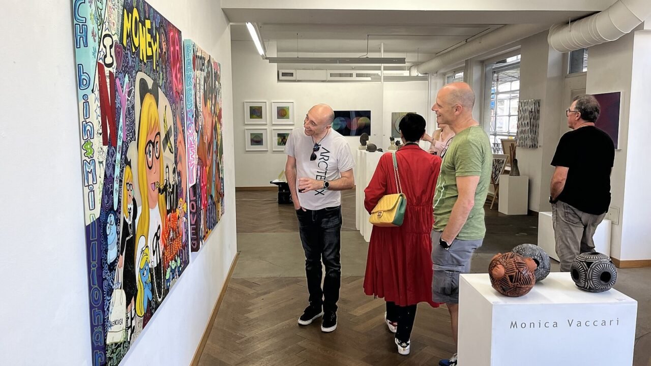 Besucher betrachten Gemälde in einer Kunstgalerie (Symbolbild)