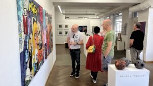 Besucher betrachten Gemälde in einer Kunstgalerie (Symbolbild)