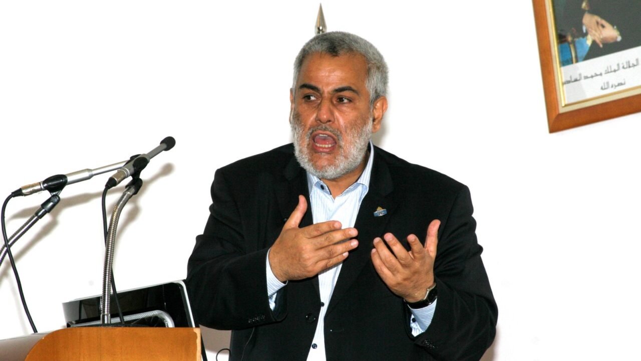 PJD-Chef Abdelilah Benkirane spricht vor Mikrofonen