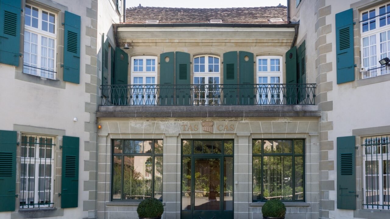 Eingang des Internationalen Sportgerichtshofs CAS in Lausanne