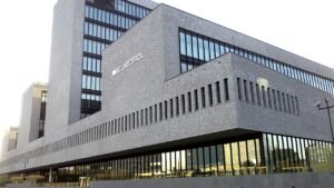 Europol-Hauptquartier in Den Haag mit Schriftzug an der Fassade