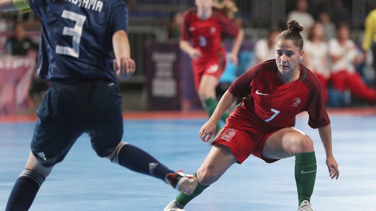 Futsal-Spielszene in einer Halle mit zwei Spielerinnen im Zweikampf (Symbolbild)