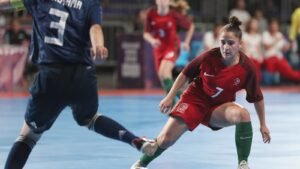 Futsal-Spielszene in einer Halle mit zwei Spielerinnen im Zweikampf (Symbolbild)