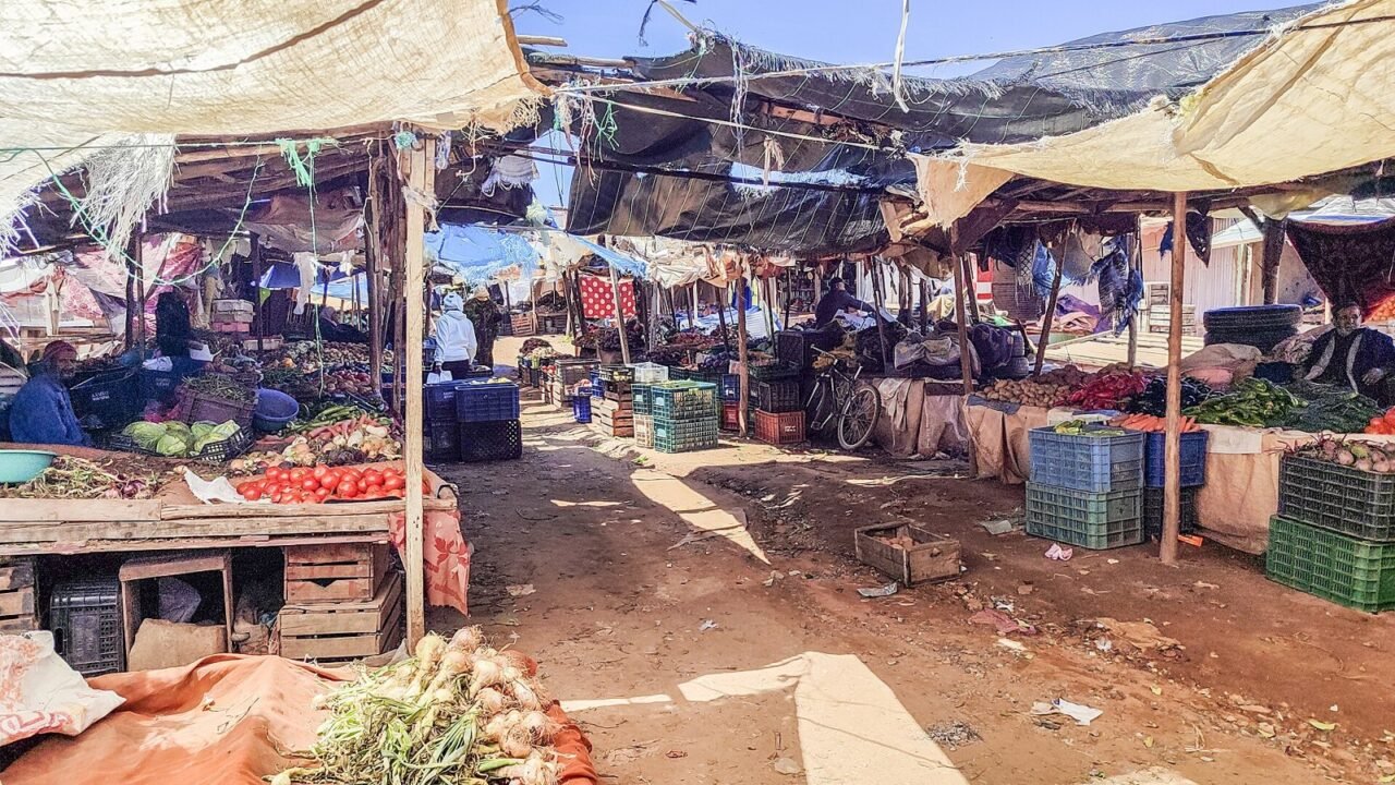 Gemüsemarkt in Salé mit Ständen voller Tomaten, Zwiebeln und Paprika (Symbolbild)