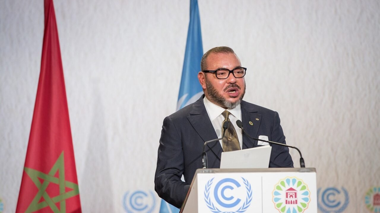 König Mohammed VI. hält eine Rede am Rednerpult (Archivbild)