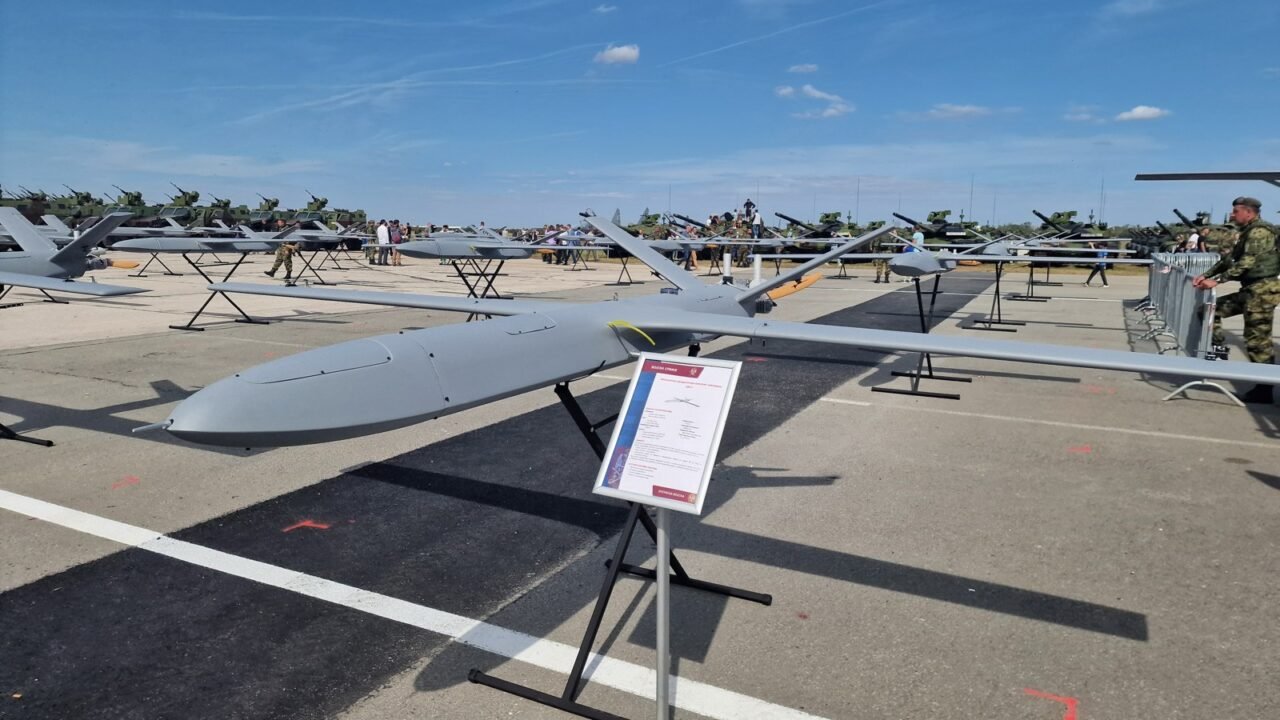 Große Langstreckendrohne auf einer Ausstellungsfläche für Militärtechnik (Symbolbild)