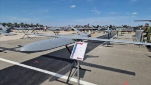 Große Langstreckendrohne auf einer Ausstellungsfläche für Militärtechnik (Symbolbild)