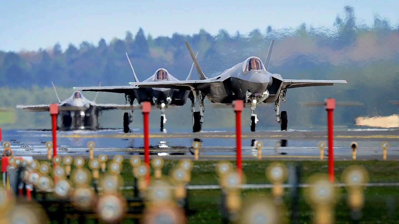 Drei F-35A-Kampfjets rollen auf einer Startbahn in Lakenheath (Symbolbild)