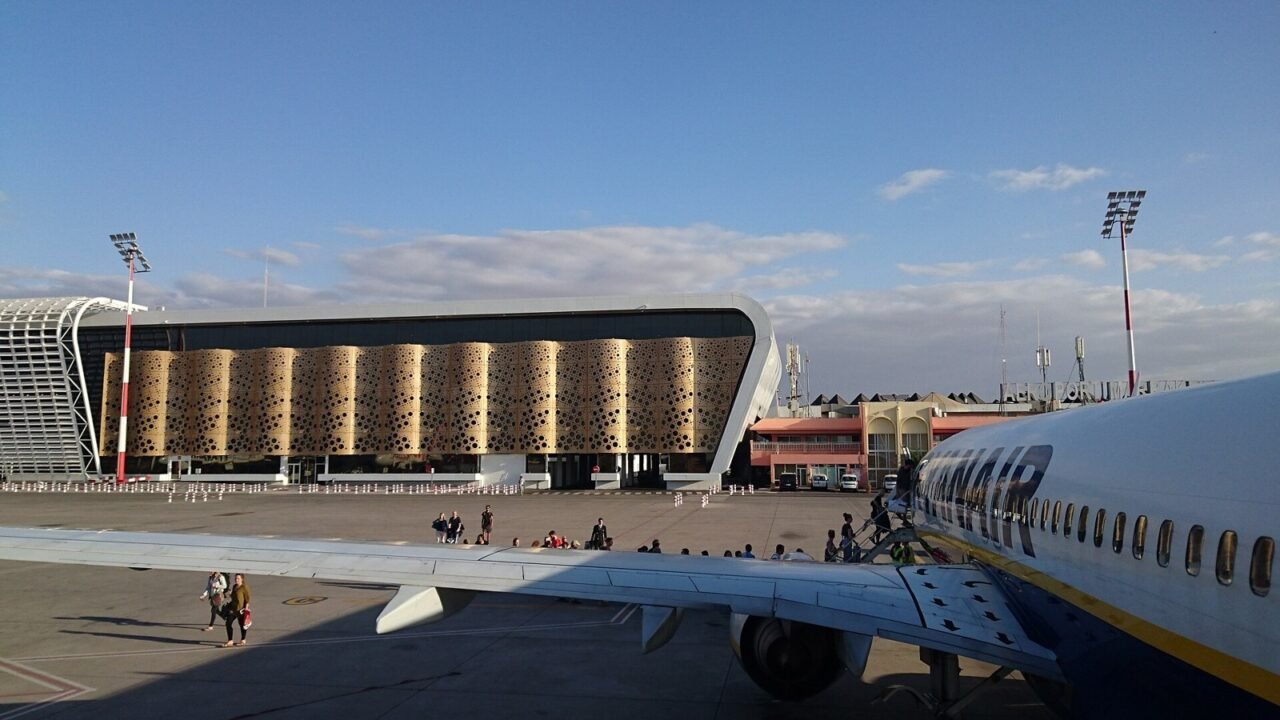 Terminal des Flughafens Marrakesch-Menara mit Flugzeug auf dem Vorfeld