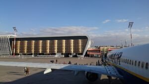 Terminal des Flughafens Marrakesch-Menara mit Flugzeug auf dem Vorfeld