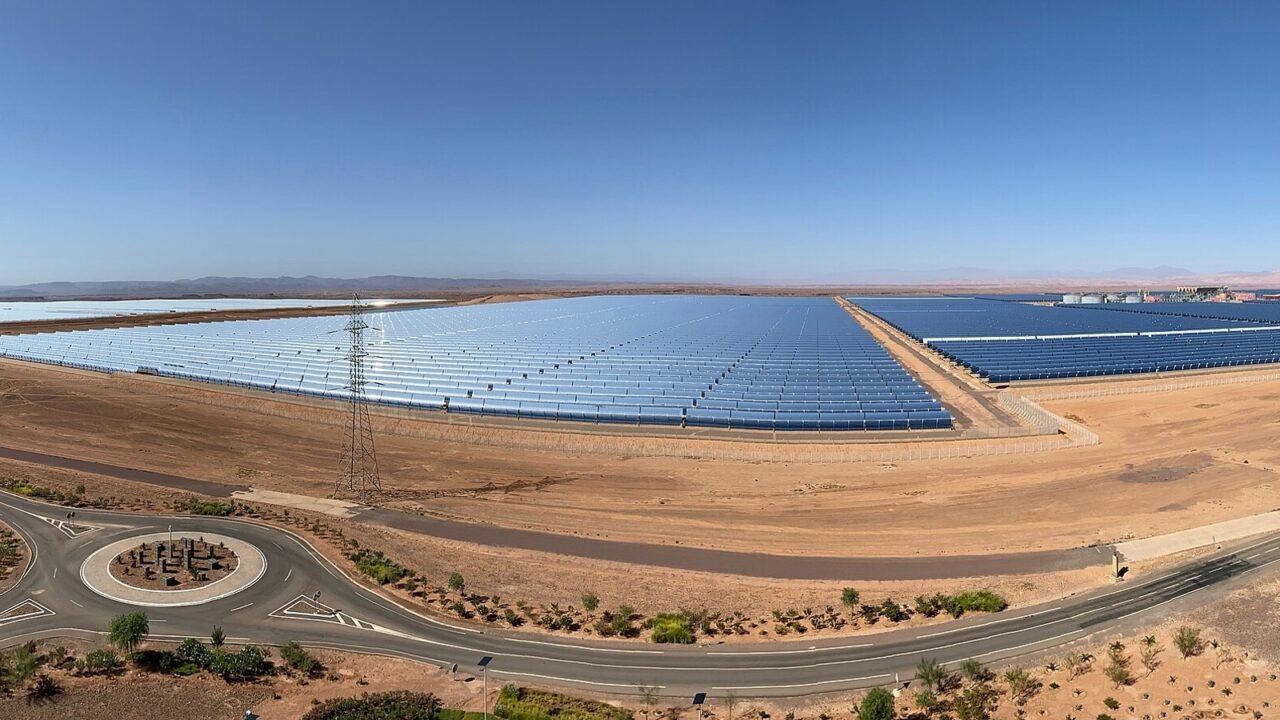 Parabolrinnen-Spiegelfelder des Solarkraftwerks Noor bei Ouarzazate in der Wüste