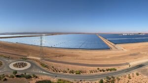 Parabolrinnen-Spiegelfelder des Solarkraftwerks Noor bei Ouarzazate in der Wüste