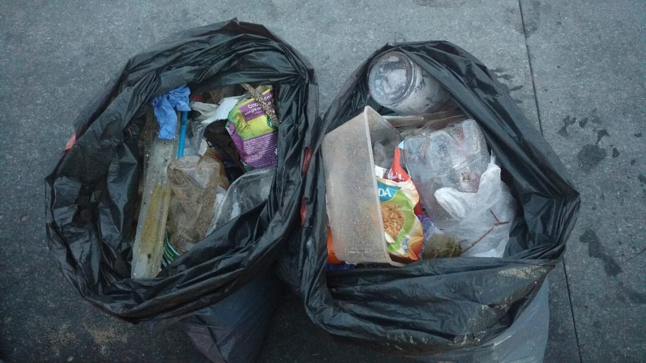 Zwei Müllsäcke voller Plastikabfälle, am Strand gesammelt (Symbolbild)