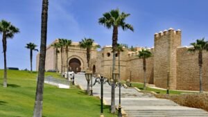 Stadttor und Mauern der Kasbah der Udayas in Rabat mit Treppe und Palmen