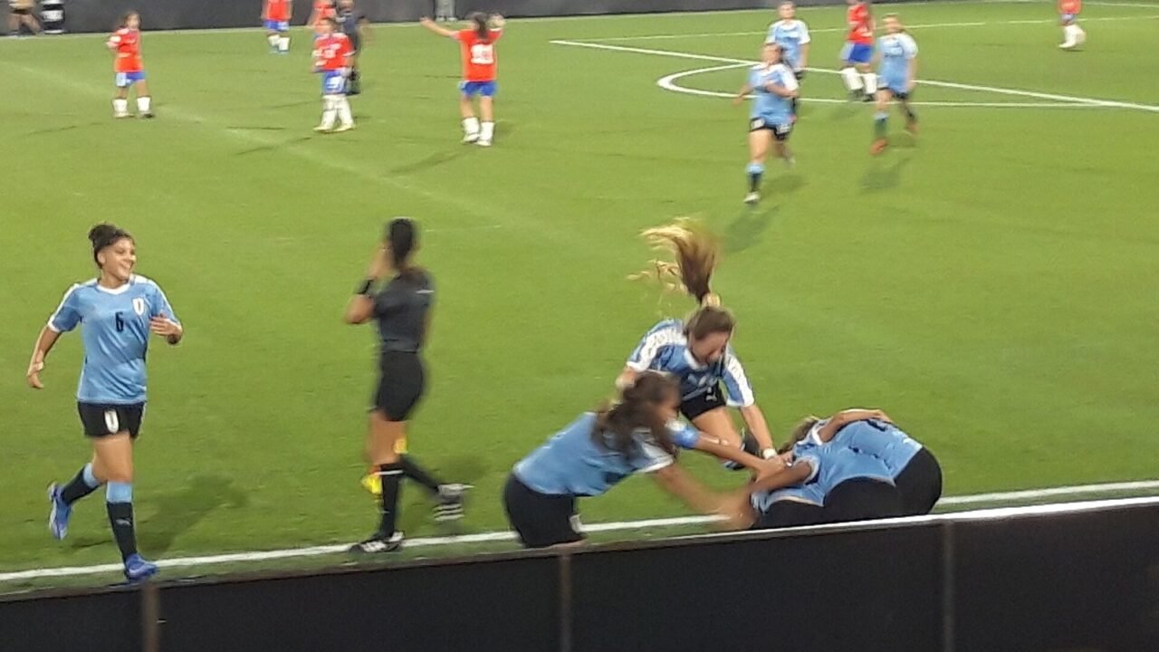 Jubel beim U-17-Frauenfußballturnier: Spielerinnen Uruguays feiern ein Tor gegen Chile (Symbolbild)